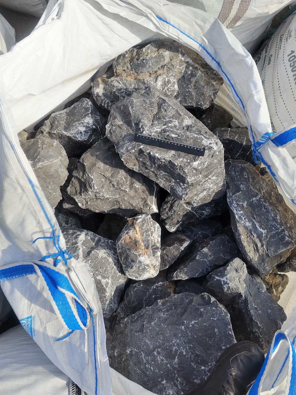  Черный мрамор скальник фр. 100-500 мм.  купить в Ставрополе мрамор черный белый серый крупный колотый валун ландшафтный 9000 руб/т   фото 