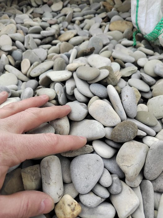 Галька черноморская фр. 40-70 мм.  купить с доставкой в Ставрополю фото 