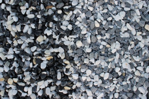  Галька Далматин мраморная (щебень галтованный микс:белый-черный) фр.10-20 мм.  купить  в Ставрополе мрамор белый, черный окатанные округлые декоративные ландшафтные камни щебня 14500 руб/т   фото 