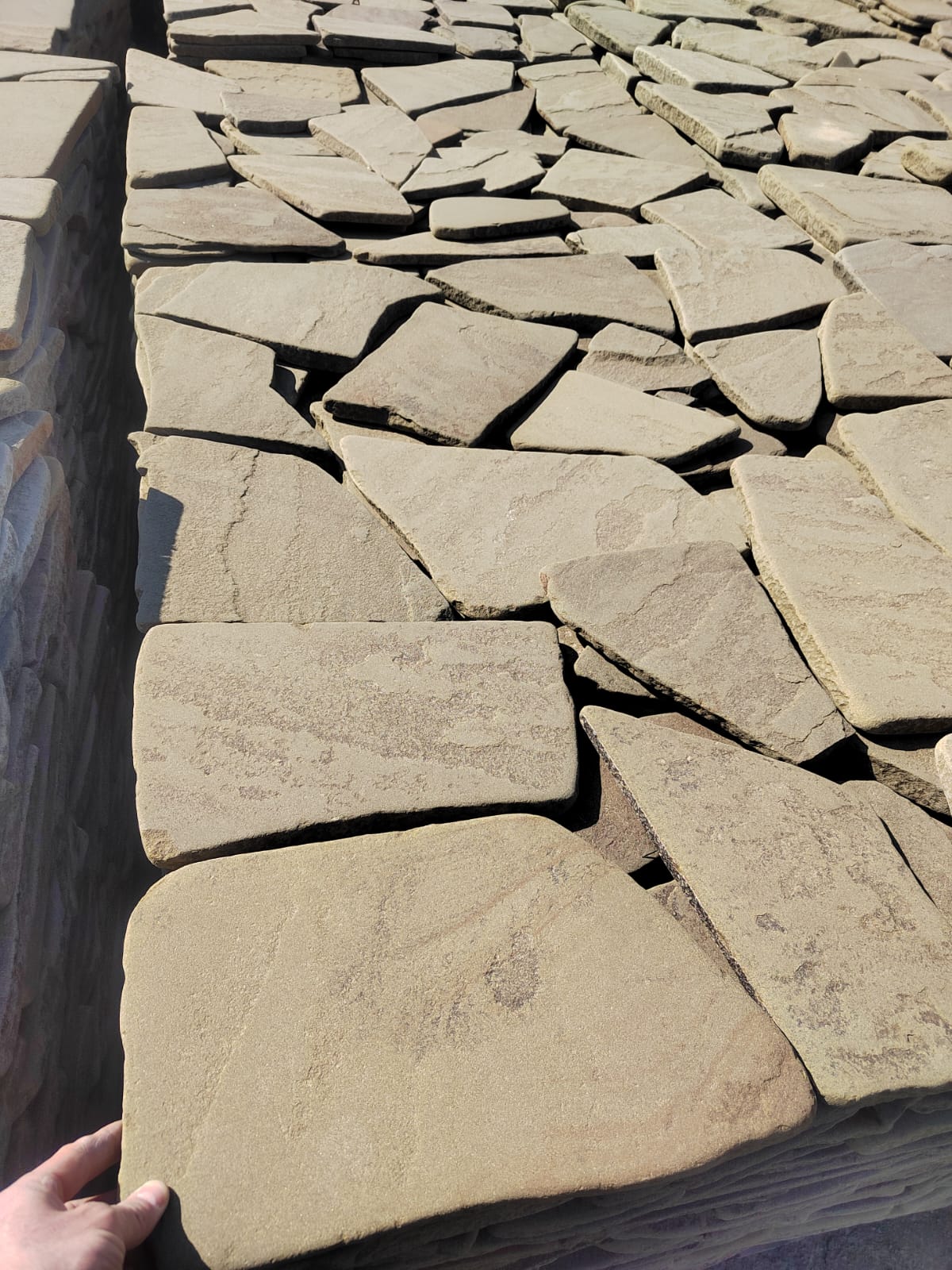 Песчаник галтованный для облицовки (фр. 2-5 см)  купить  в Ставрополе песчник рыжий желтый серый песчаник окатанный речной 6 000 руб/т   фото 