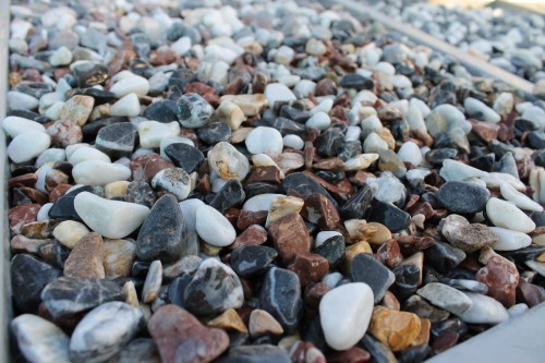 Микс мраморной гальки (щебень галтованный микс:белый-черный-розовый-медовый) фр.10-20 мм.  купить  в Ставрополе мрамор белый, медовый, черный, розовый мраморный декоративный ландшафтный окатанный округлый галтованный щебень 14500 руб/т   фото 