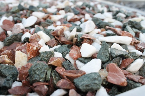  Мраморная крошка (щебень крошка микс: белый-зеленый-розовый) фр. 10-20 мм.  купить  в Ставрополе мрамор белый, зеленый, розовый декоративный ландшафтный колотый щебень 9500 руб/т   фото 