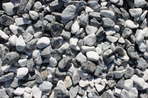  Микс шахматной гальки  (щебень галтованный микс:: белый-черный) фр.20-40 мм  купить  в Ставрополе мрамор белый, черный мраморный галтованный щебень 14500 руб/т   фото 
