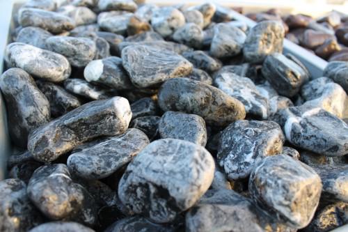  Черная галька (щебень галтованный черный мрамор) фр.20-40 мм.  купить  в Ставрополе мрамор черный с белыми прожилками мрамор окатанный округлый 13500 руб/т   фото 