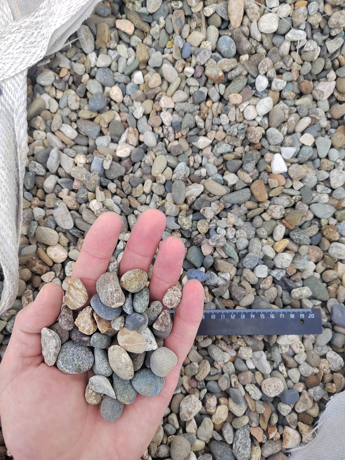  Галька речная окат (серая) фр.10-20 мм купить   в Ставрополе галька речная серая, серый, темно-серый, светло-серый, коричневый ландшафтная декоративная речная окатанная округлая галька 4000 руб/т   фото 