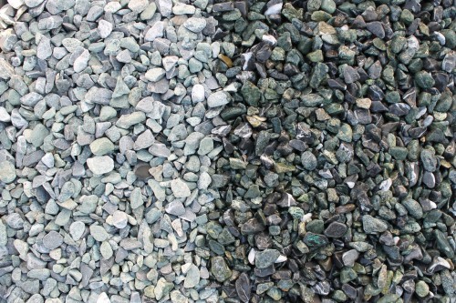  Микс разноцветной гальки  (щебень галтованный микс:зеленый-черный) фр.10-20 мм.  купить  в Ставрополе мрамор зеленый, черный декоративные ландшафтные окатанные округлые камни щебня 14500 руб/т   фото 
