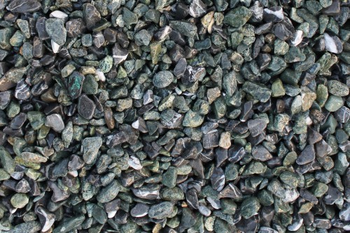  Микс разноцветной гальки  (щебень галтованный микс:зеленый-черный) фр.10-20 мм.  купить  в Ставрополе мрамор зеленый, черный декоративные ландшафтные окатанные округлые камни щебня 14500 руб/т   фото 
