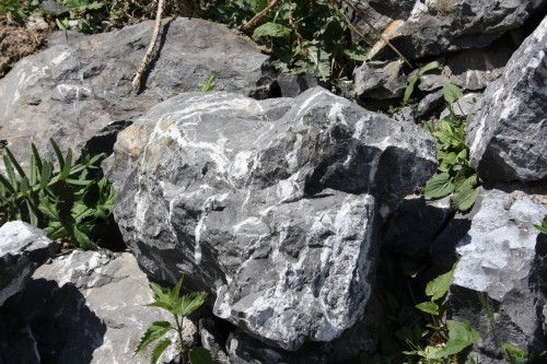  Черный мрамор скальник фр. 1000-1500 мм.  купить в Ставрополе мрамор черный белый серый крупный колотый валун ландшафтный 9000 руб/т   фото 