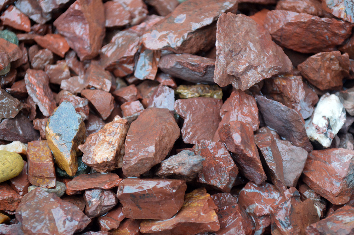  Щебень крошка красный (ЯШМА) фр. 10-20 мм.  купить  в Ставрополе яшма красный, бордовый, оранжевый, рыжий декоративный каменный ландшафтный щебень колотый 6 600 руб/т   фото 