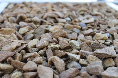  Щебень крошка желтый (песчаник) фр. 20-40 мм.  купить  в Ставрополе песчаник бежевый рыжий каменная крошка песчаника 7 200 руб/т   фото 