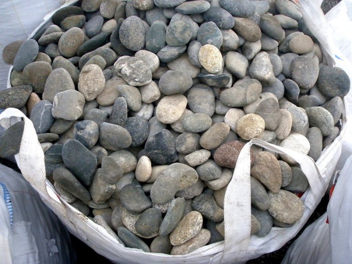  Галька речная плоская (ассорти) фр. 100-200-300 мм купить  в Ставрополе  галька галечник природный серый, белый темно-серый синий рыжий светло-серый природная галька плоская крупная 5500 руб/т   фото 