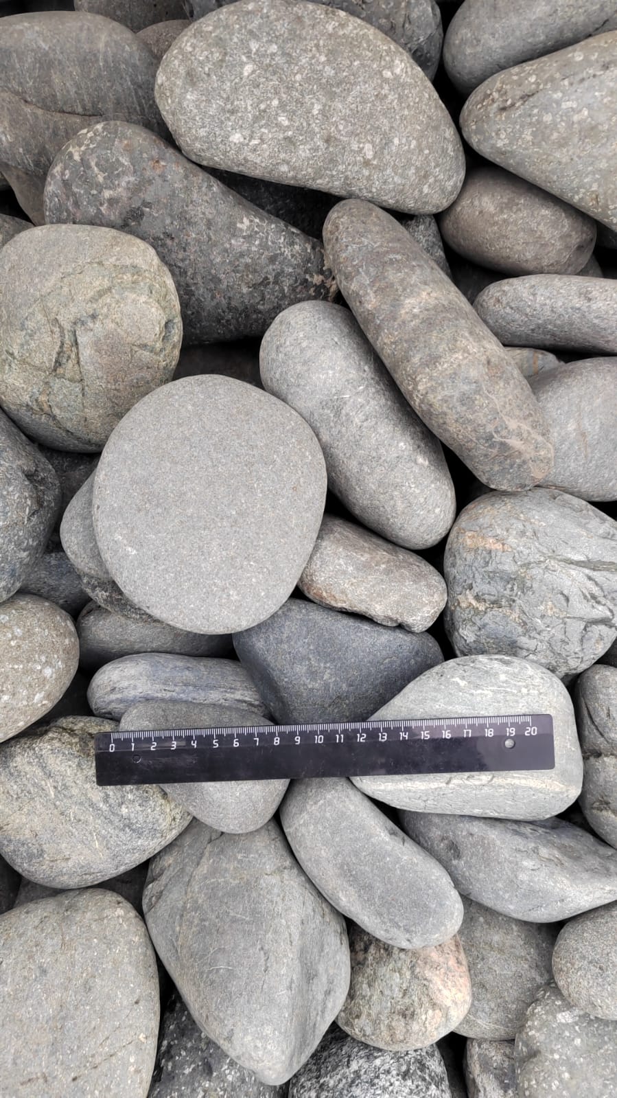  Галька речная окат (темно-серая) фр. 70-150 мм. купить   в Ставрополе галька речная темно-серая, синяя, серая речная галька округлая  5000 руб/т   фото 