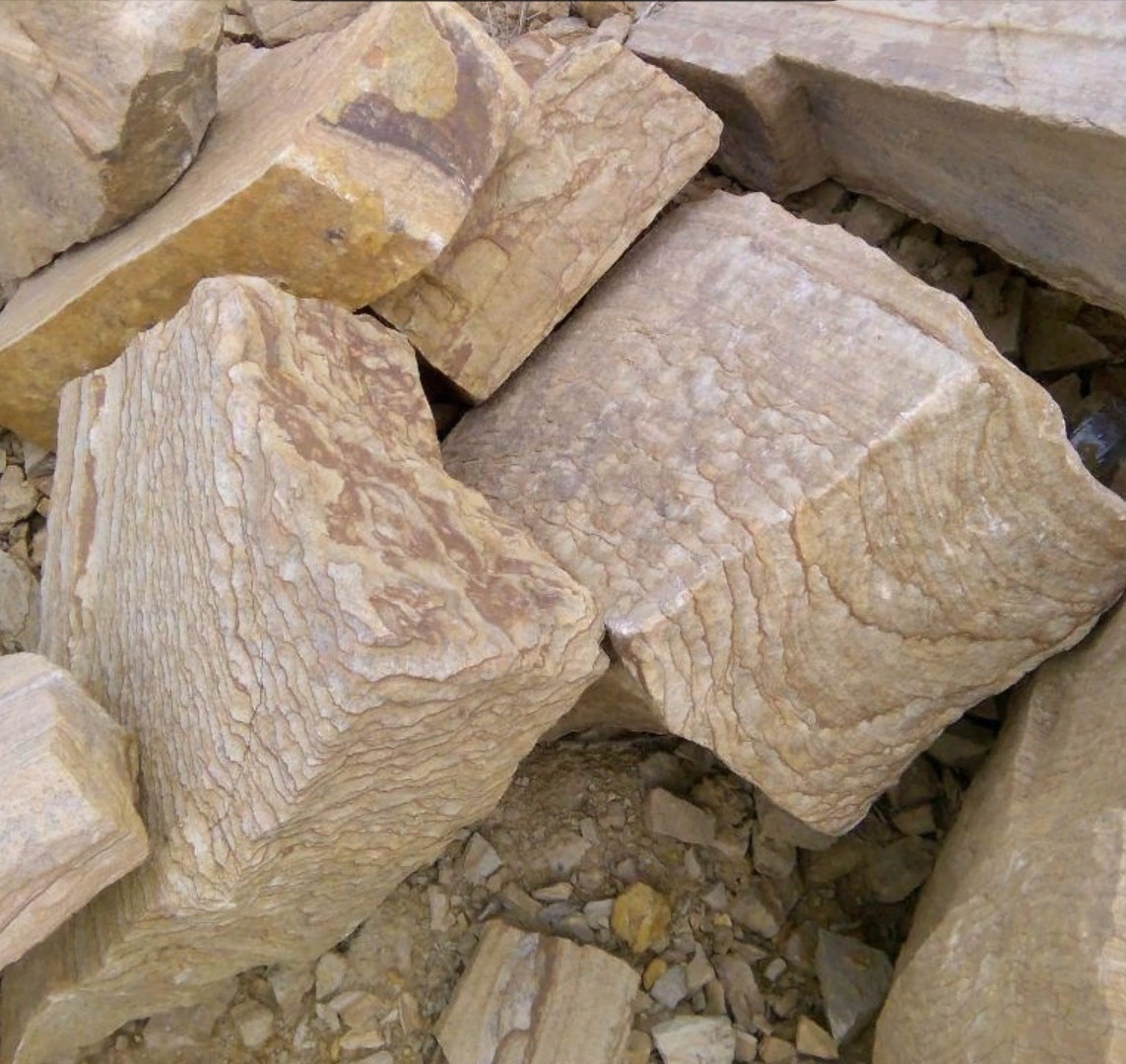 Песчаник пластушка желтый с рисунком (7-15 см)  купить  в Ставрополе плитняк - пластушка - бут желтый песчаник 8 000 руб/м3   фото 
