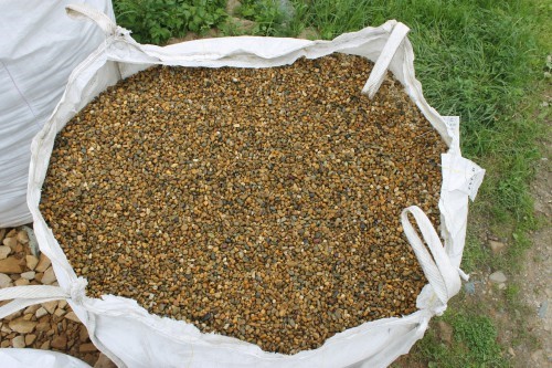  Галька окат (серо-желтая) фр.10-20 мм. купить   в Ставрополе галька серо-желтая, рыжая, серый речная окатанная округлая галька 4000 руб/т   фото 