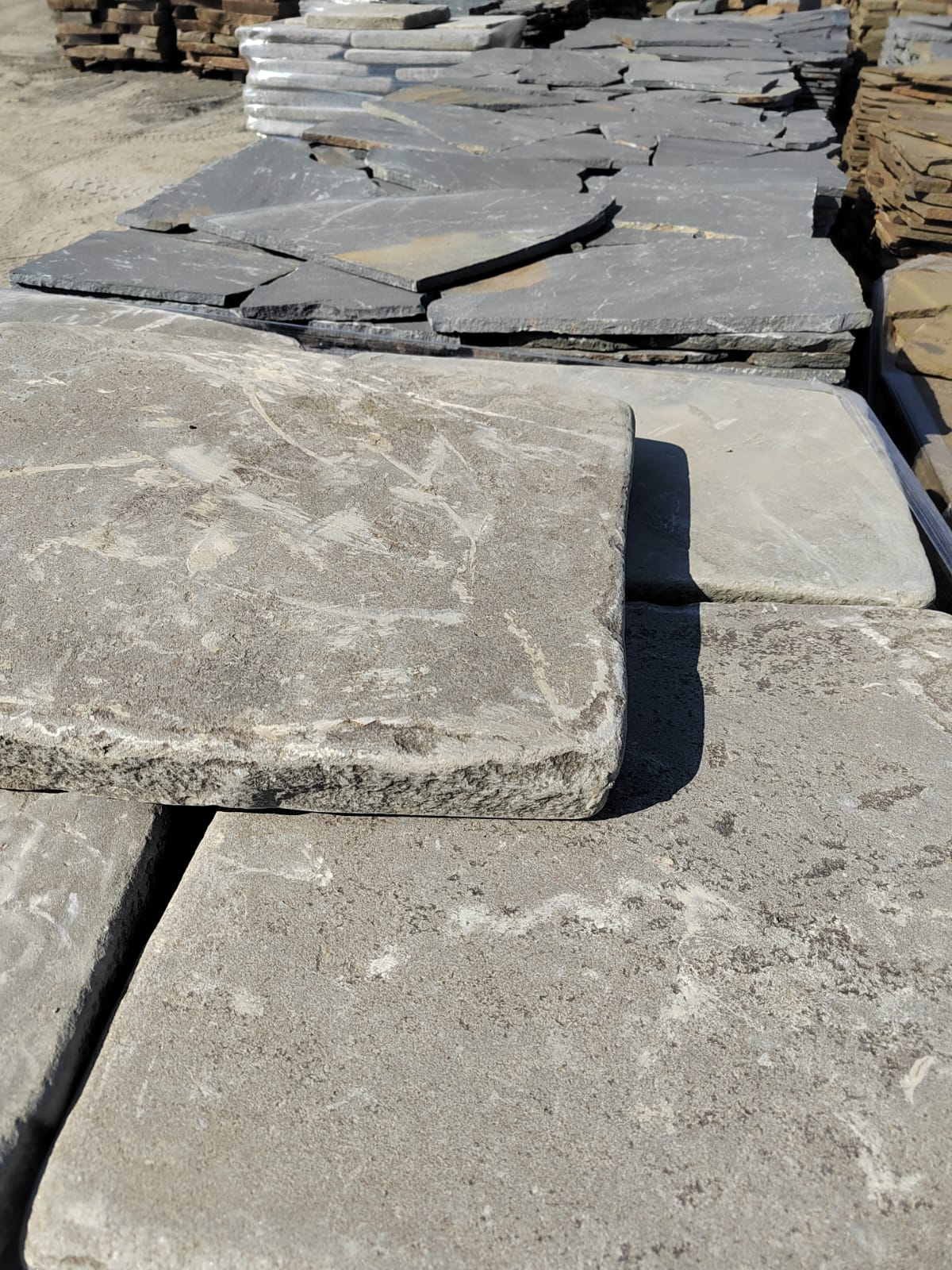 Песчаник пластушка светло-серый (3,0 см)  купить  в Ставрополе песчаник светло-серый, серый песчаник рваный ландшафтный колотый 7 500 руб/м3   фото 