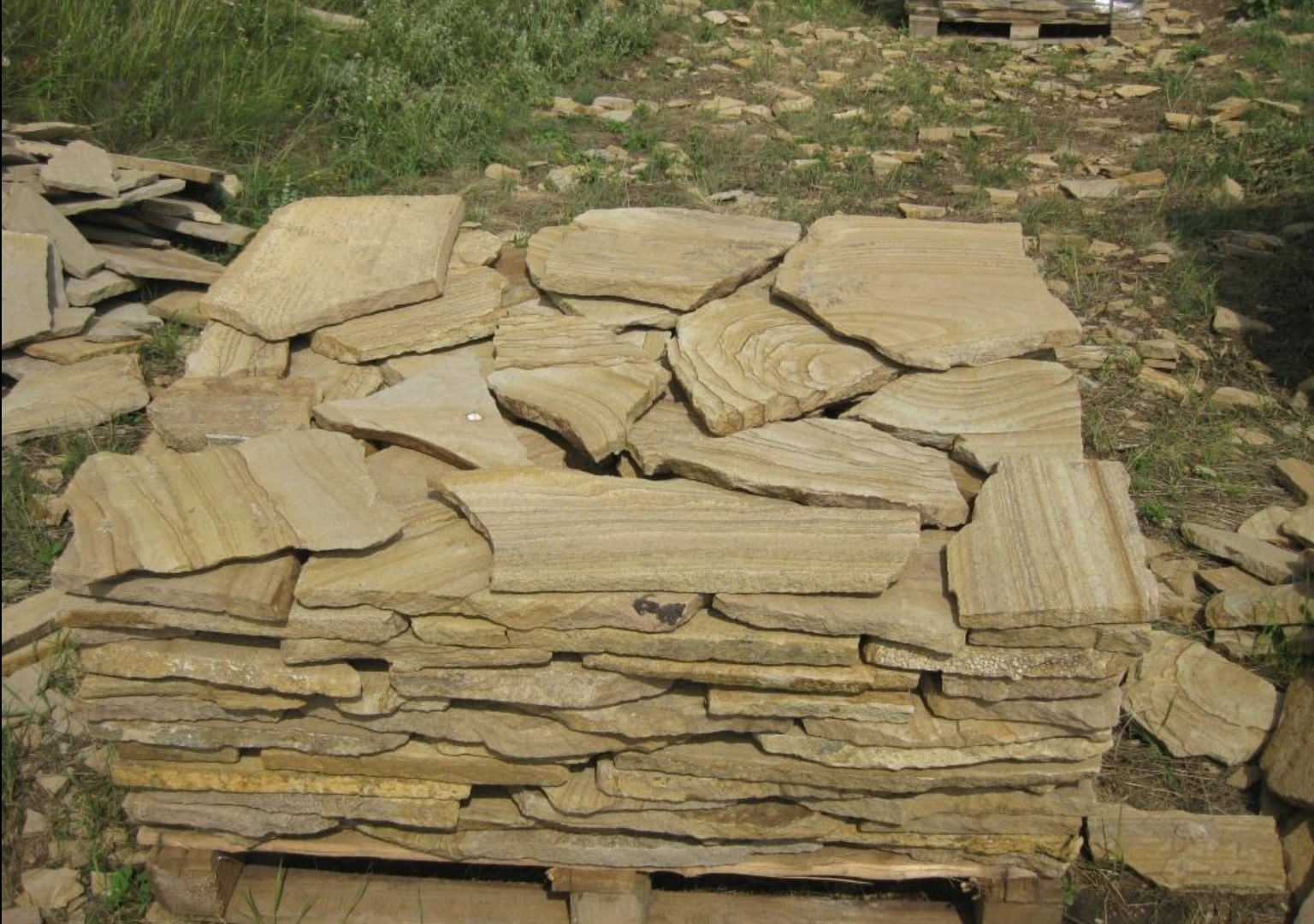 Песчаник пластушка желтый с разводом под дерево (2 см)  купить  в Ставрополе плитняк желтый с разводами, желтый, рыжий, серый песчаник пластушка рваная ландшафтная 11 000 руб/м3   фото 