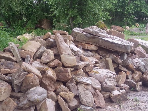 Песчаник декоративный ландшафтный (фр. 300-500 мм)  купить  в Ставрополе песчаник желтый рыжий серый зеленый валун речной окатанный природный песчаника 4 500 руб/т   фото 