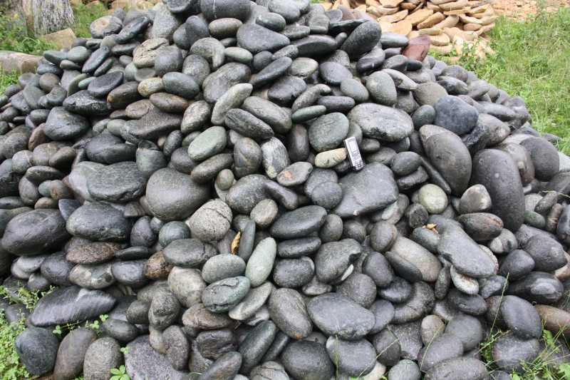  Темно-серый валунчик фр.100-300 мм.  купить в Ставрополе крупный природный камень серый, темно-серый, светло-серый речная галька большого размера окатанная 4500 руб/т   фото 