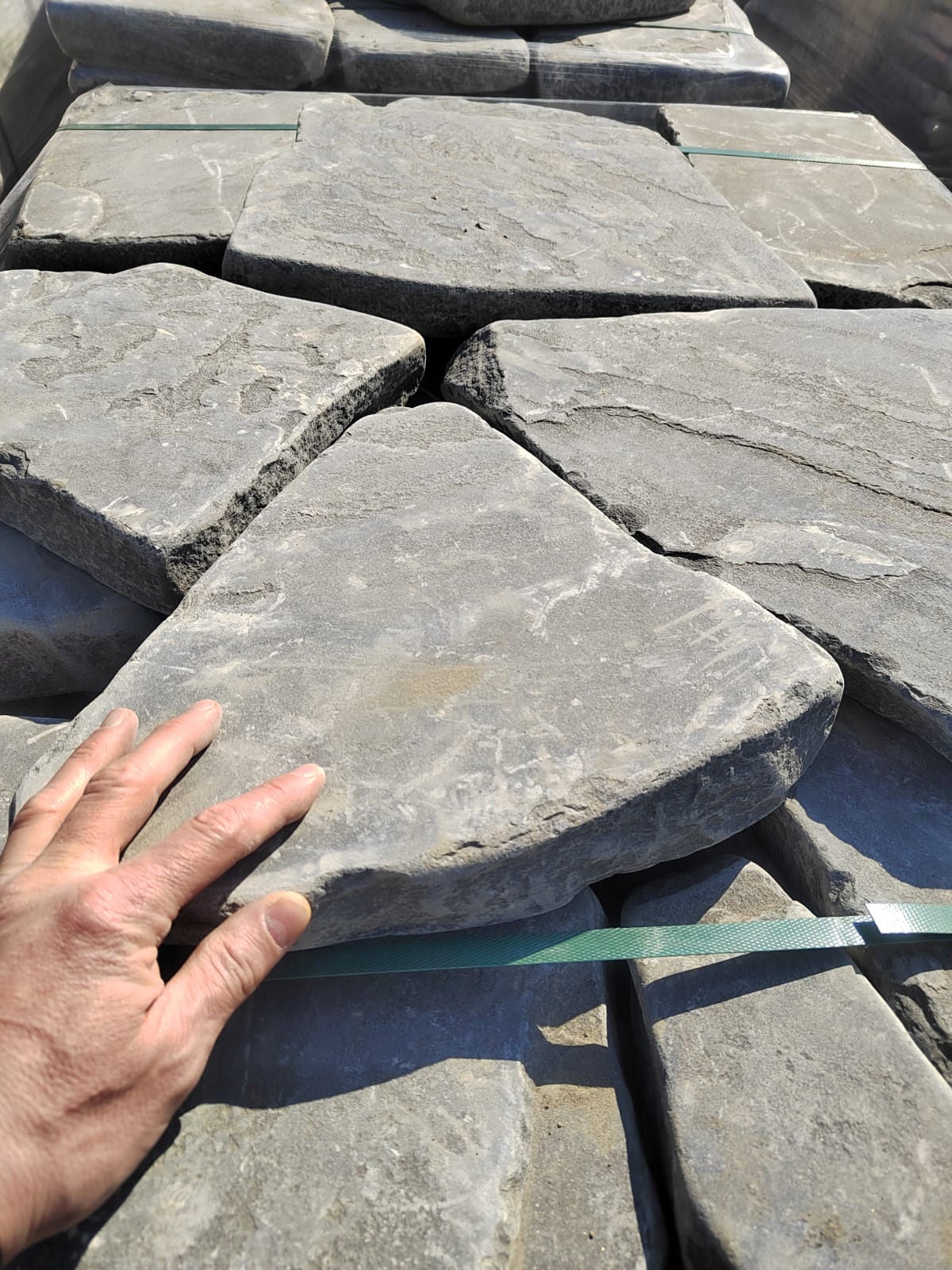 Песчаник пластушка светло-серый (4,0 - 6,0 см)  купить  в Ставрополе плитняк - пластушка светло-серый песчаник 7 500 руб/м3   фото 