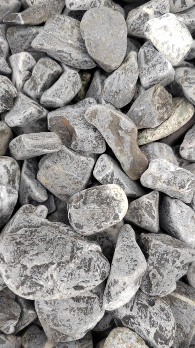 Черная галька (щебень галтованный черный мрамор) фр.40-70 мм.  купить  в Ставрополе мрамор черный с белыми прожилками, черный, белый щебень галтованный округлый 13500 руб/т   фото 