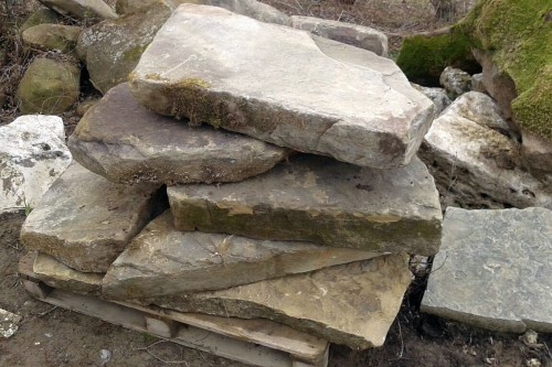  Песчаник плиты - плахи - пошаговые дорожки (фр. 70-150 мм)  купить  в Ставрополе песчаник серый бежевый желтый зеленый колотый песчаник строительный 6500 руб/т   фото 