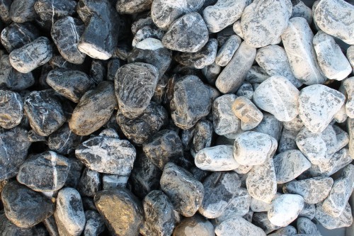  Галька мраморная черная (щебень галтованный черный мрамор) фр. 50-100 мм.  купить  в Ставрополе мрамор черный с белыми прожилками щебень ландшафтный мраморный 9000 руб/т   фото 
