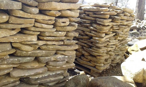 Песчаник колотый для облицовки (фр. 2-3 см)  купить  в Ставрополе песчаник бежевый серый рыжий песчаник строительный 5000 руб/т   фото 