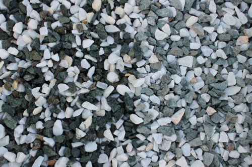  Мраморная крошка (щебень крошка микс: белый-зеленый) фр. 10-20 мм.  купить  в Ставрополе мрамор белый, зеленый каменная ландшафтная декоративная крошка щебня 9500 руб/т   фото 