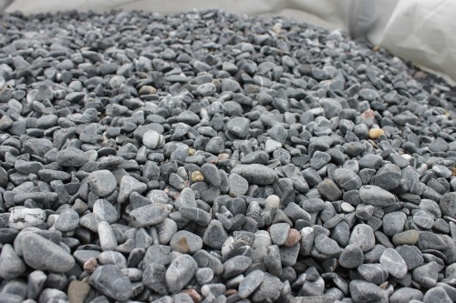  Черная галька с прожилками (галтованный черный мрамор) фр.10-20 мм.  купить  в Ставрополе мрамор черный с белыми прожилками, черный, белый окатанный округлый ландшафтный декоративный щебень 13500 руб/т   фото 