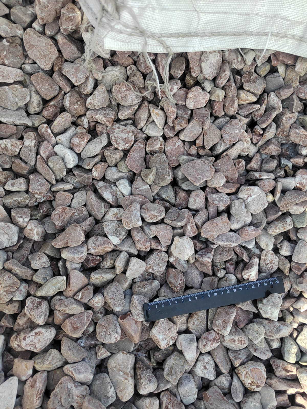  Розовая галька (щебень галтованный розовый) фр.20-40 мм.  купить  в Ставрополе мрамор розовый, красный оголтованный округлый щебень  13500 руб/т   фото 