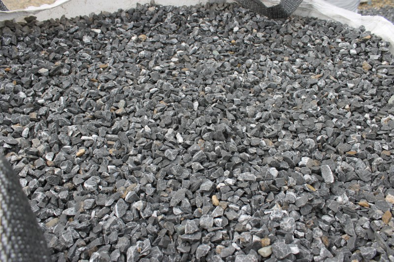  Щебень крошка черный (мрамор) фр. 20-40 мм.  купить  в Ставрополе мрамор черный с белыми прожилками мраморная каменная крошка 9000 руб/т   фото 