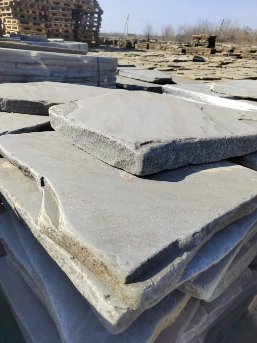  Песчаник пластушка галтованная светло-серая (3,0 см)  купить  в Ставрополе песчаник светло-серый, серый ландшафтный камень рваный колотый 12 000 руб/м3   фото 