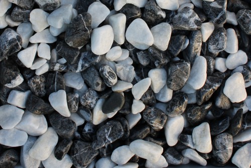Микс гальки далматин (щебень галтованный микс:белый-черный) фр.40-70 мм.  купить  в Ставрополе мрамор белый, черный айвори серый галтовка природного камня 14500 руб/т   фото 