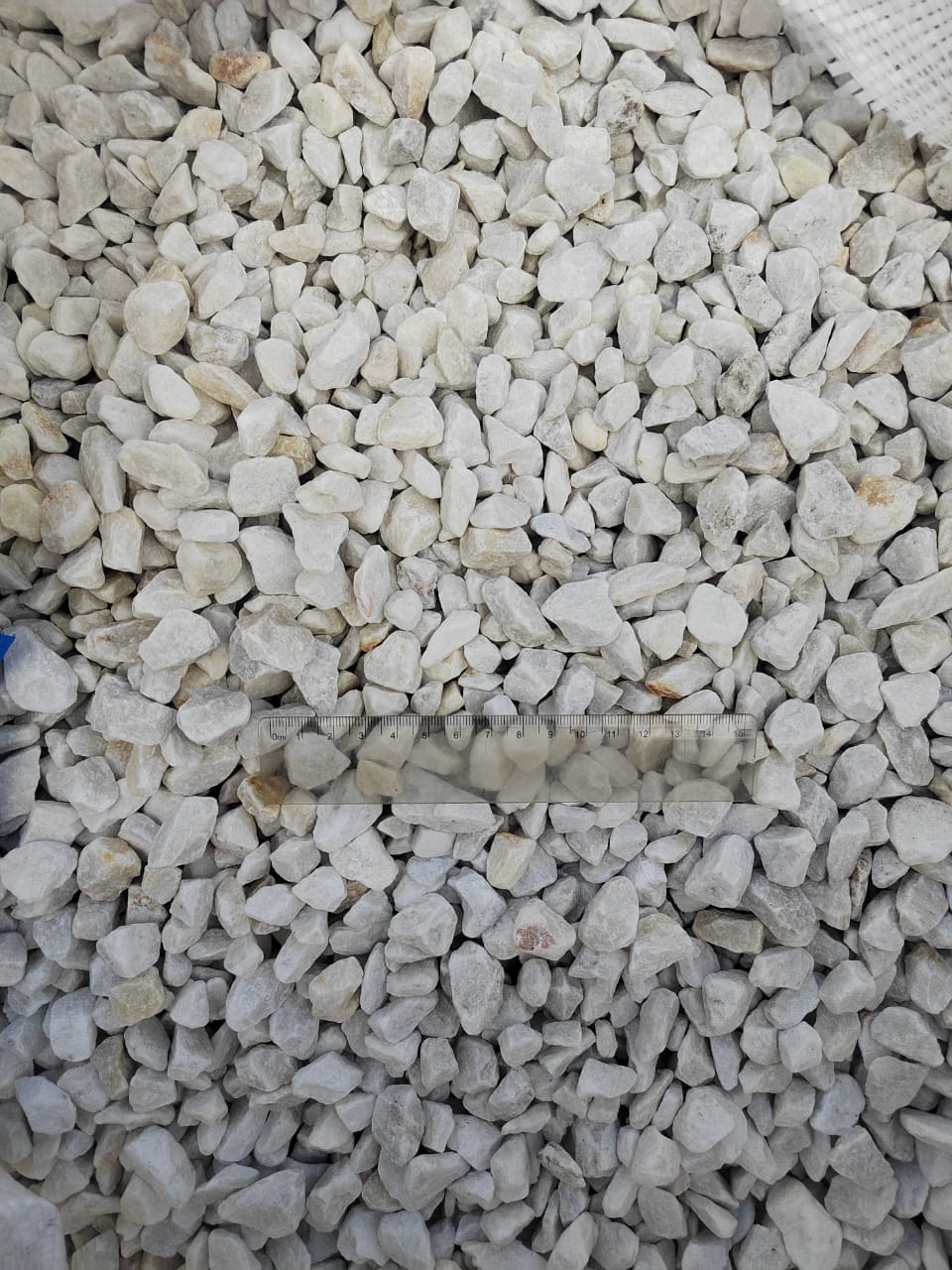  Мраморная крошка, щебень, цвет-белый, фр. 10-20 мм.  купить  в Ставрополе мрамор белый, молочный айвори каменная ландшафтная декоративная крошка шебня 9500 руб/т   фото 