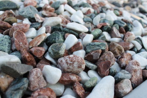  Микс разноцветной гальки (щебень галтованный микс:белый-зеленый-розовый) фр.20-40 мм.  купить  в Ставрополе мрамор белый, зеленый, розовый мрамор декоративный (галтовка) 14500 руб/т   фото 