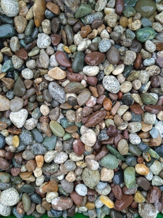  Галька речная окат цветная фр.5-10 мм. купить   в Ставрополе галька речная белый, серый, красноватый, синий, темно-серый речная окатанная галька декоративная 5000 руб/т   фото 