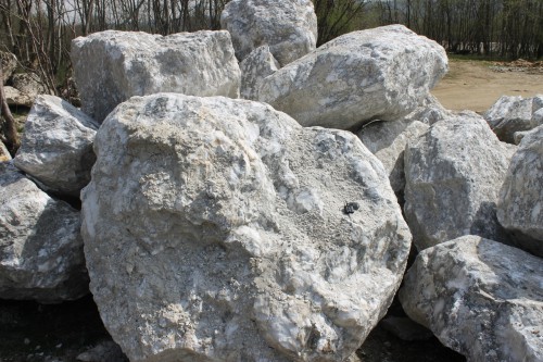  Мраморизированный известняк фр.500-1500 мм.  купить в Ставрополе    7 000 руб/т   фото 