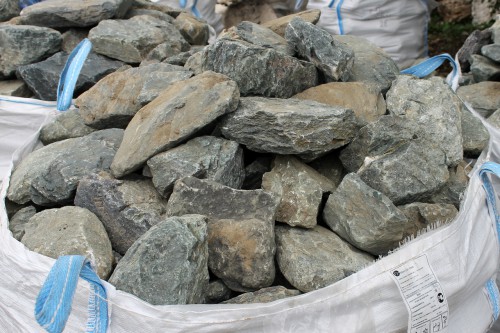 Гранит скальник (серо-зеленый) фр. 100-500 мм.  купить в Ставрополе гранит зеленый, серый, салатовый крупный ландшафтный валун 6 000 руб/т   фото 