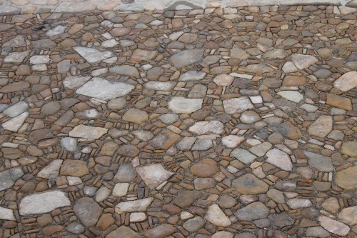 Песчаник для мощения дорожек, площадок, парковок ( фр 5-10 см)  купить  в Ставрополе песчаник  серый желтый коричневый рыжий песчаник оголтованный окатанный 6500 руб/т   фото 