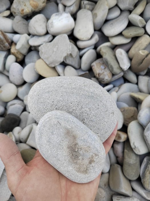 Галька черноморская фр. 50-100 мм.  купить с доставкой в Ставрополю фото 