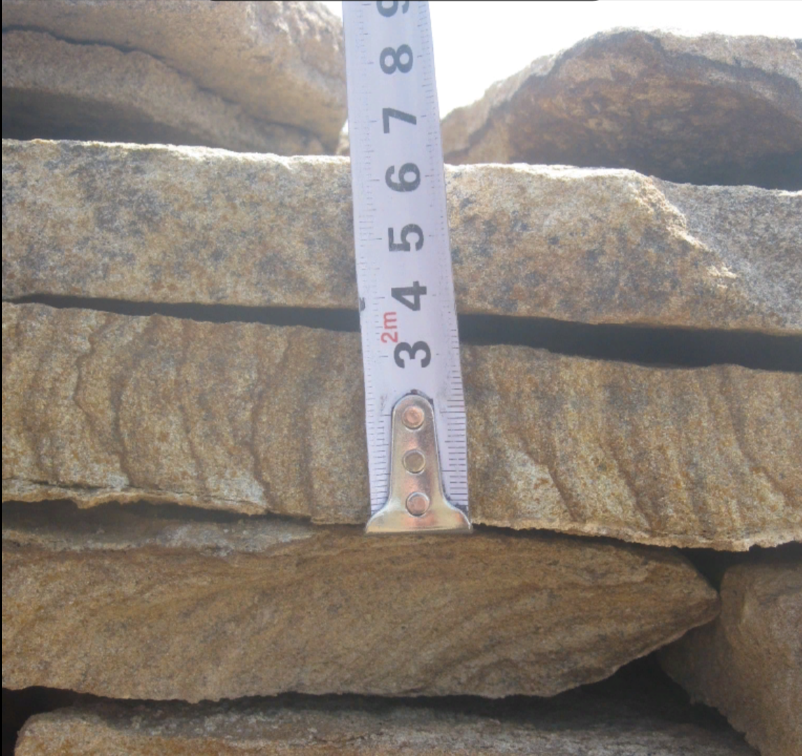 Песчаник пластушка желтый с рисунком (3 см)  купить  в Ставрополе песчаник желтый с рисунком, рыжий, желтый песчаник пластушка ландшафтная рваная 8 500 руб/м3   фото 