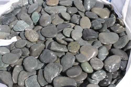 Kamenclub.ru: Галька речная плоская (темно-серая) фр. 100-200-300 мм. купить   в  Ставрополегалька речная плоская темно-серый, серый, синий речной галечник плоский 6000 руб/т   фото КАМЕНЬ КЛУБ