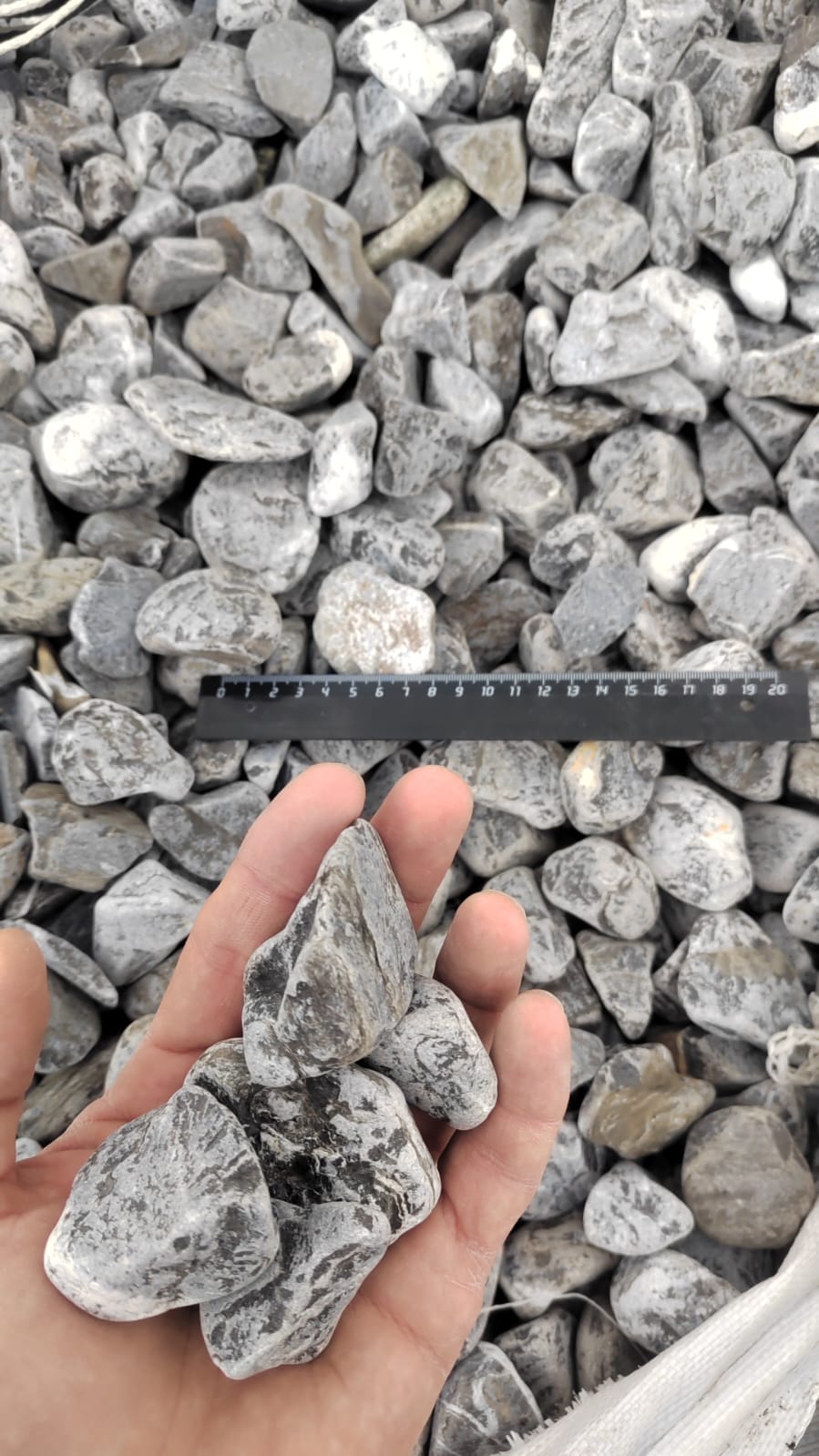  Черная галька (щебень галтованный черный мрамор) фр.40-70 мм.  купить  в Ставрополе мрамор черный с белыми прожилками, черный, белый щебень галтованный округлый 13500 руб/т   фото 