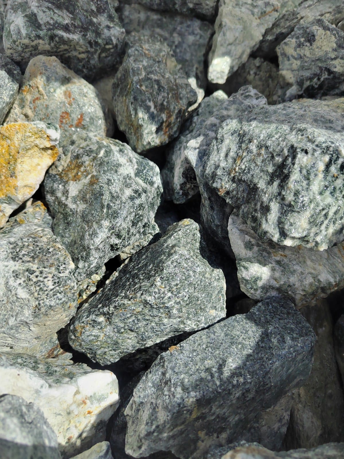 фото Галтованный жадеит (фр. 70-100 мм)  купить в Ставрополе в интернет-портале 