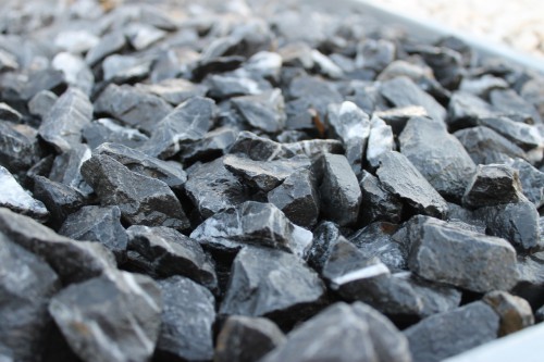  Щебень крошка черный (мрамор) фр. 10-20 мм.  купить  в Ставрополе мрамор черный с белыми прожилками, черный, белый каменная ландшафтная декоративная крошка щебня 9000 руб/т   фото 