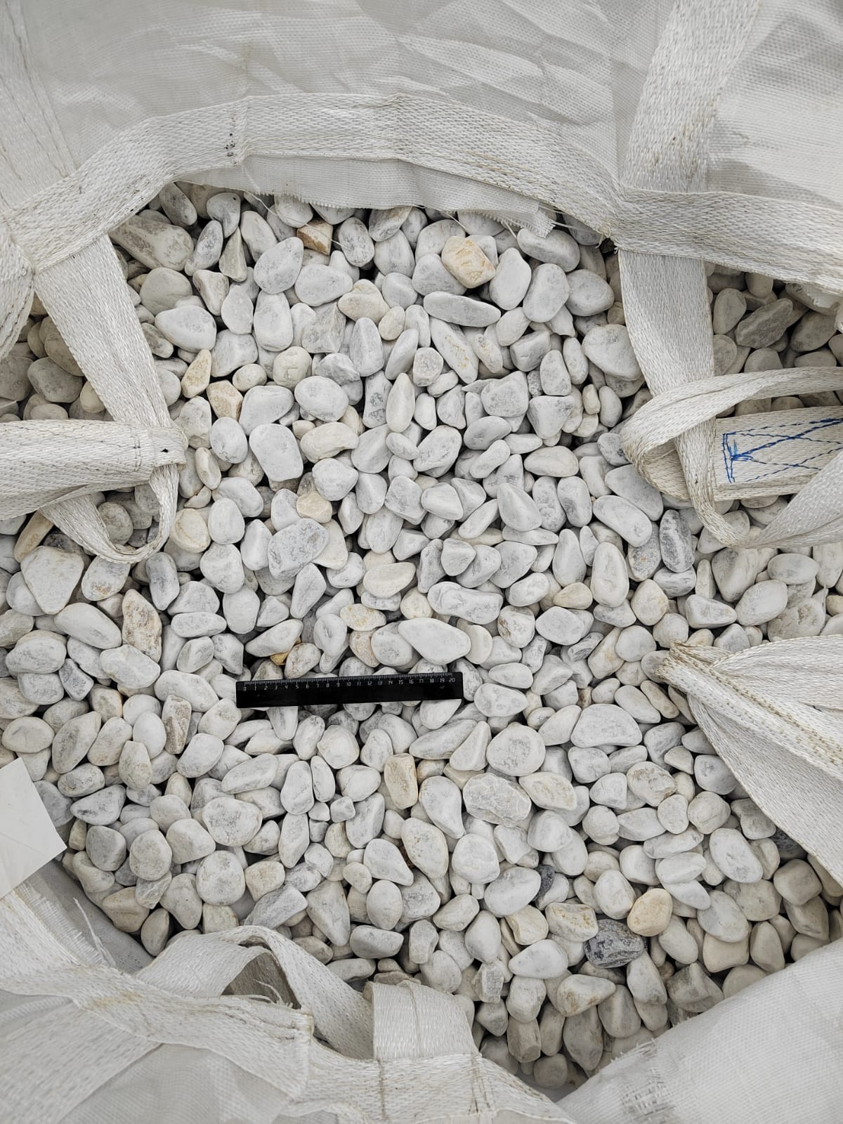  Белая галька мраморная (щебень галтованный белый) фр.40-70 мм.  купить  в Ставрополе мрамор белый молочный айвори окатанный округлый природный камень 15000 руб/т   фото 