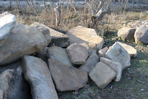 Песчаник плиты - плахи - пошаговые дорожки (фр. 70-150 мм)  купить  в Ставрополе песчаник серый бежевый желтый зеленый колотый песчаник строительный 6500 руб/т   фото 