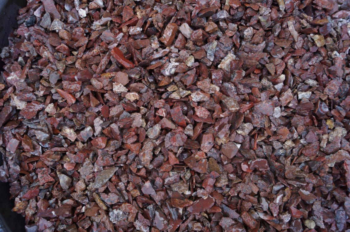  Щебень крошка красный (ЯШМА) фр. 10-20 мм.  купить  в Ставрополе яшма красный, бордовый, оранжевый, рыжий декоративный каменный ландшафтный щебень колотый 6 600 руб/т   фото 