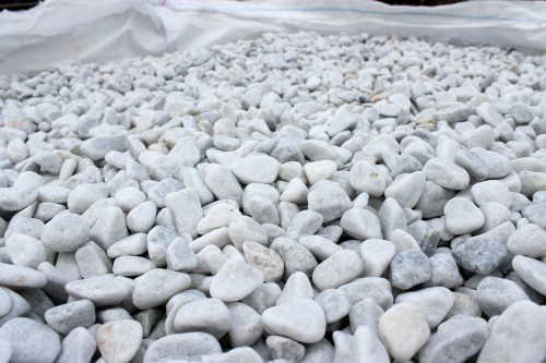  Белая мраморная галька (щебень галтованный белый) фр.10-20 мм.  купить  в Ставрополе мрамор белый, молочный, айвори окатанный округлый декоративный ландшафтный щебень 14500 руб/т   фото 