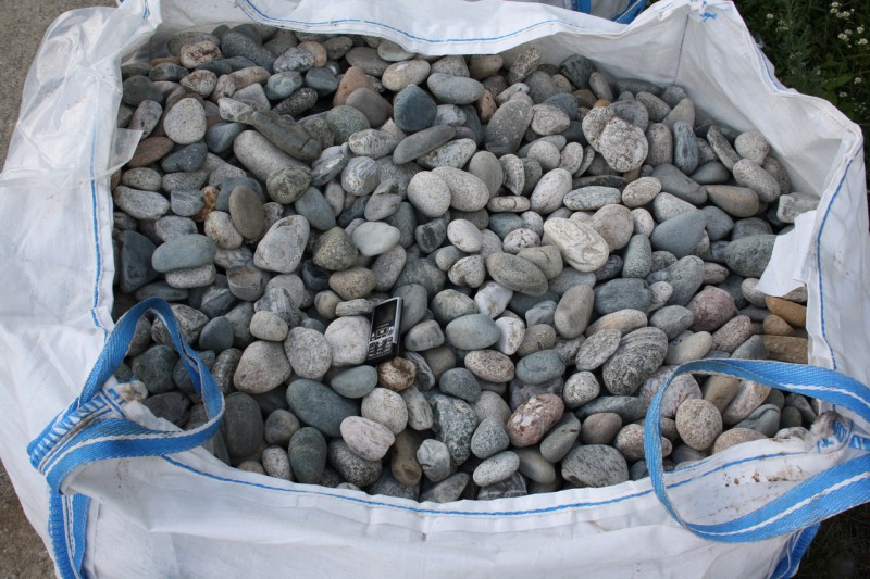  Галька речная окат (серая) фр.40-60 мм купить   в Ставрополе галька речная серый бежевый рыжий коричневый округлый речной камень 4000 руб/т   фото 